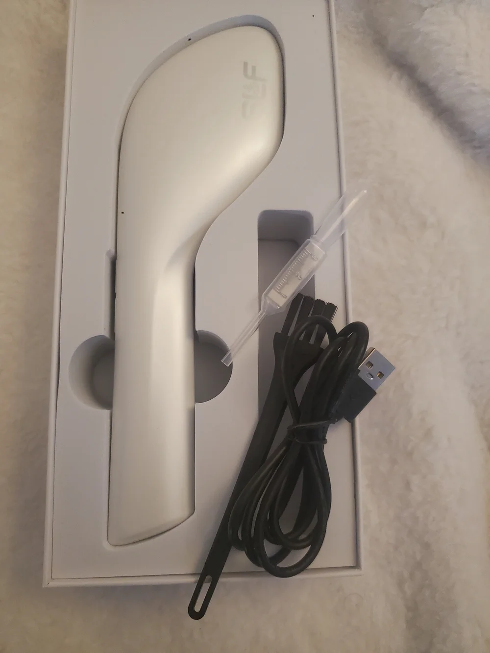 SUF 4-in-1 Red Light Hair & Scalp Brush - White with Red Accents